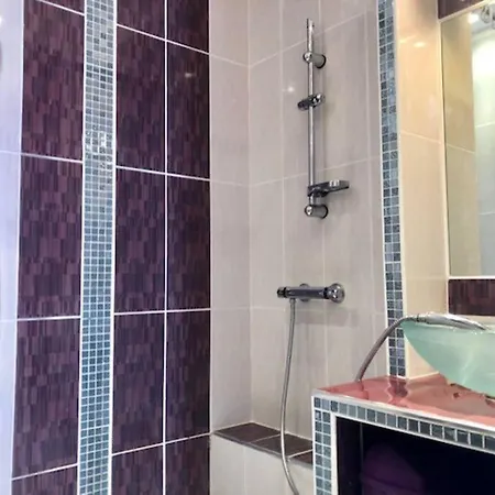 דירה 16, Port Venus Au Village Naturiste אגדה