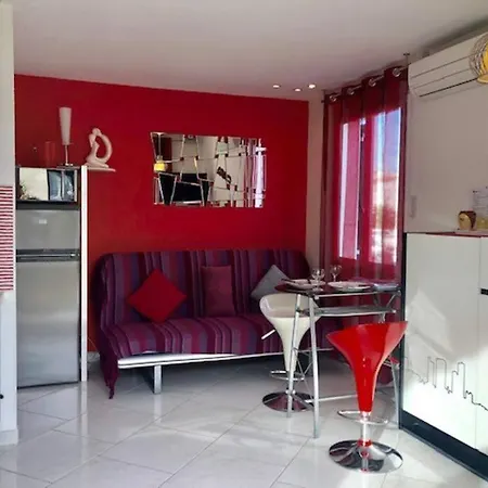 דירה 16, Port Venus Au Village Naturiste אגדה